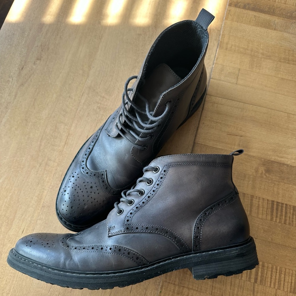 Kenneth Cole Gray Leather boots // 11